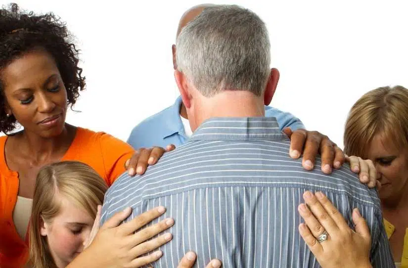 O que é imposição de mãos e como funciona?