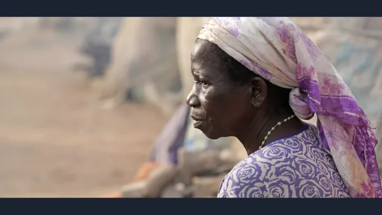 Mulher deslocada pela violência em Benue, Nigéria, em foto de 2025 usada como imagem de contexto
